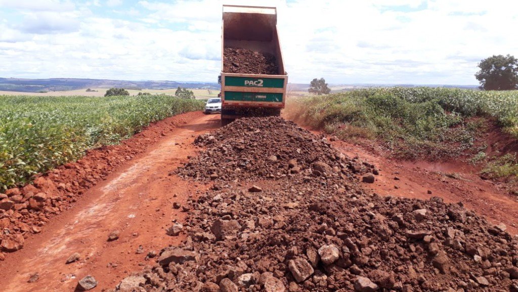 PREFEITURA REALIZA MANUTENÇÃO E CASCALHAMENTO ESTRADA 700 ALQUEIRES