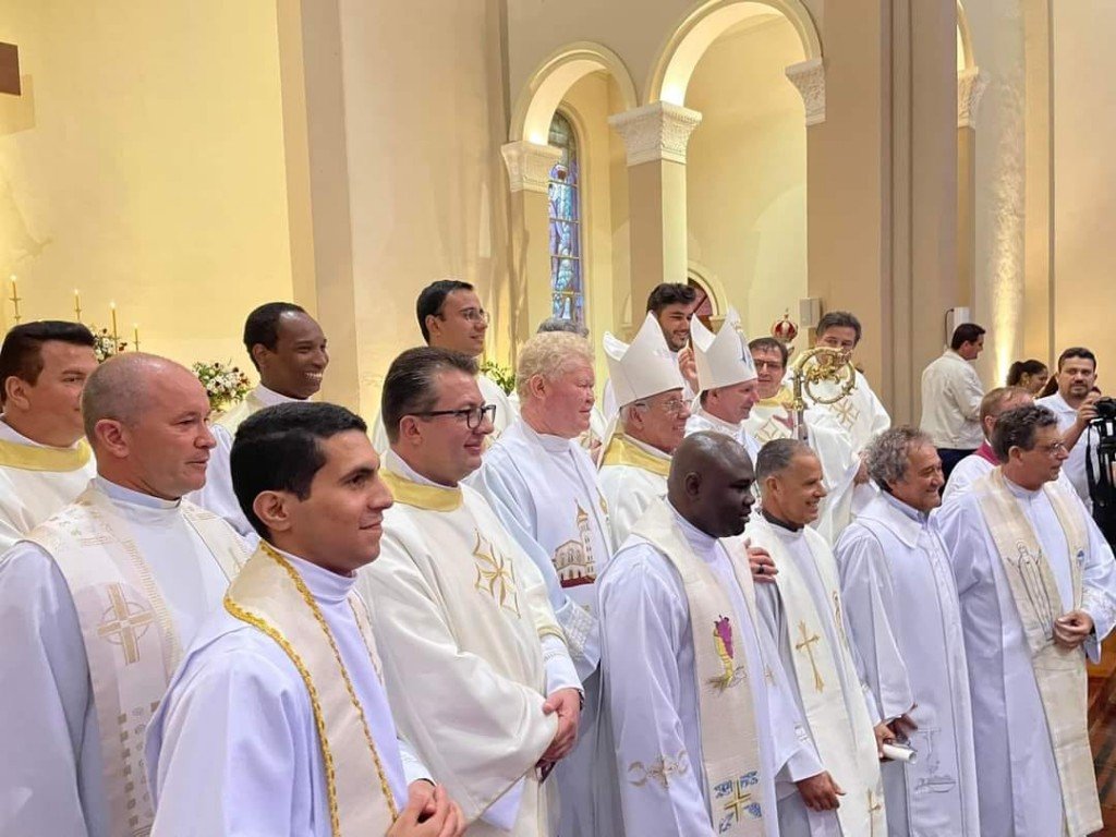 O prefeito Edimar Santos participou da Celebração Eucarística de Início de Ministério Pastoral do novo bispo da Diocese de Cornélio Procópio.