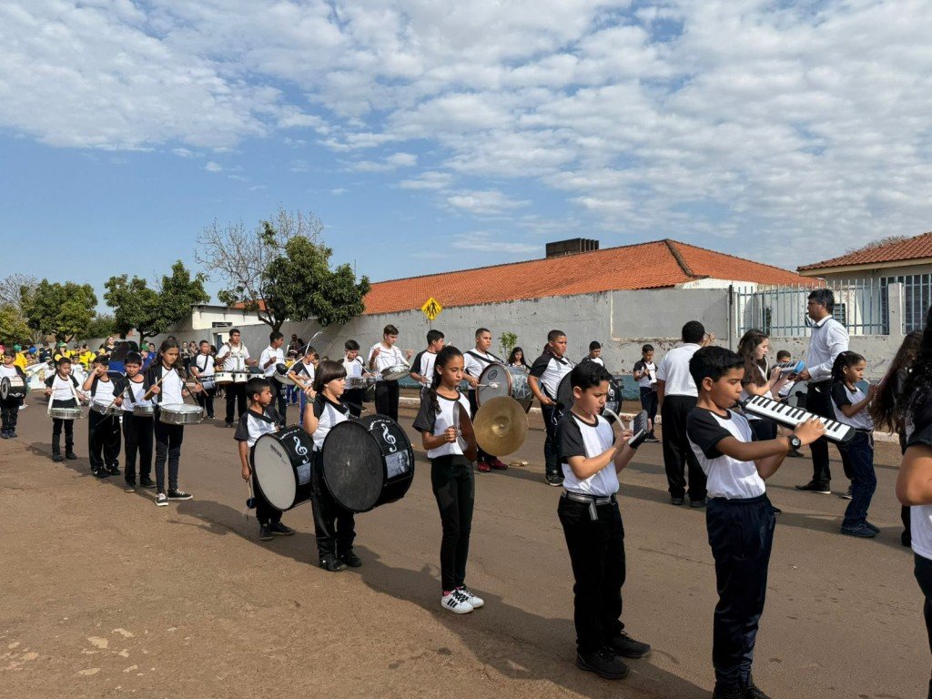 DESFILE CÍVICO EM COMEMORAÇÃO AO 7 DE SETEMBRO