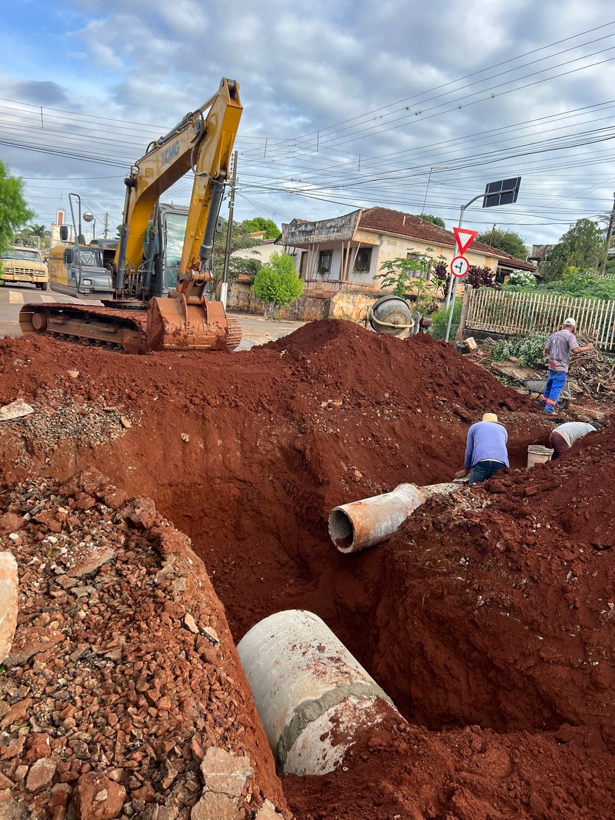 Obra de galerias de águas pluviais em trecho da Rua Marechal Floriano.